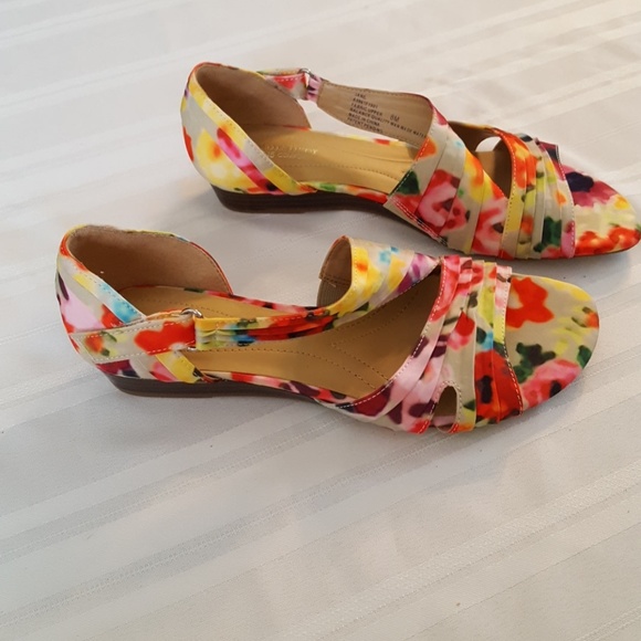 Naturalizer N5 Comfort Sandals - Picture 2 of 5